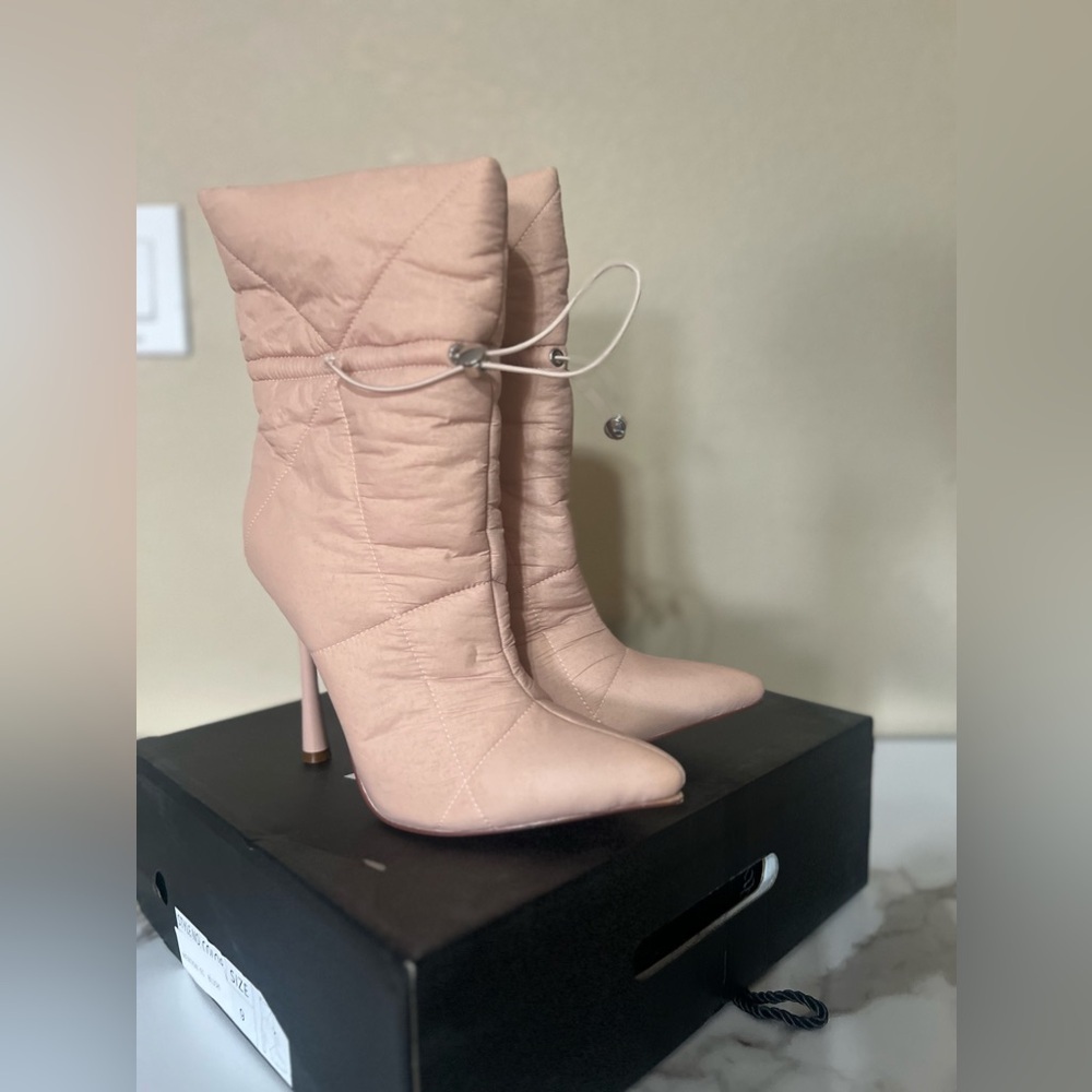 NWT‎ Fashionova Women’s Baddie Moves Booties in blush pink puffer boots size 9